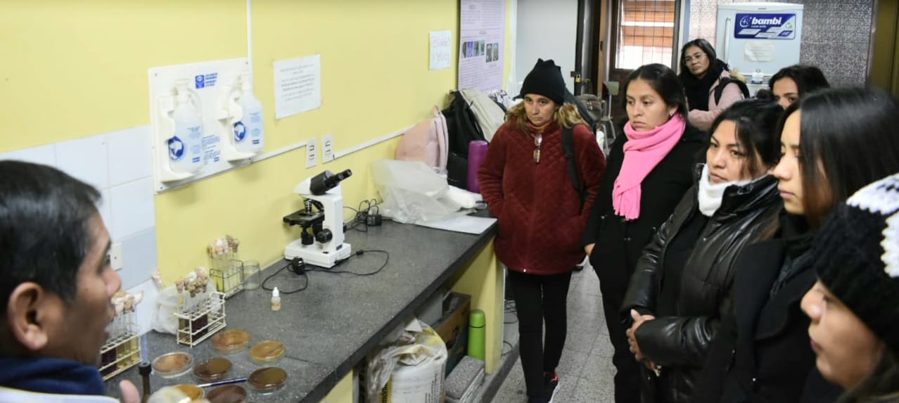 Estudiantes del IES N° 10 de Yuto visitaron el Laboratorio de Investigaciones de la FCA-UNJu